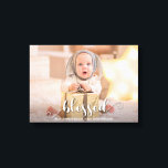 Impressão Em Tela Foto de Natal BESSED<br><div class="desc">Esta encantadora canvas esticada apresenta a palavra BLESSED em um belo script branco e qualquer informação que você quiser abaixo em qualquer fonte e cor de fonte na sua foto favorita.</div>