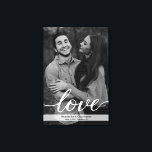 Impressão Em Tela Foto romântica de noivado branco e preto<br><div class="desc">Personalize e personalize esta canvas com a foto do seu noivado (um filtro preto e branco é aplicado automaticamente à sua imagem). Use-o como um belo cartaz para sua festa de noivado e casamento, que será uma bela exibição para sua casa. Apresentando a palavra "amor" em um estilo elegante de...</div>