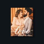 Impressão Em Tela Fotografias Personalizadas Nomes de Casamento Data<br><div class="desc">Personalize esta canvas fotográfica com sua fotografia favorita do casamento do melhor dia de sempre. Com uma escrita de "amor" num estilo moderno manuscrito que é elegante e clássico. Personalize com seus nomes e data de casamento. Uma manutenção perfeita. Guarde as memórias do seu dia especial para sempre com esta...</div>