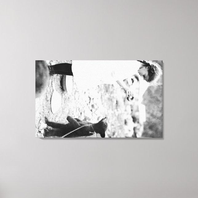 Impressão Em Tela Garota alimentando ursinho na praia (Frente)