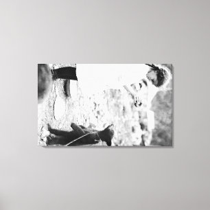 Impressão Em Tela Garota alimentando ursinho na praia