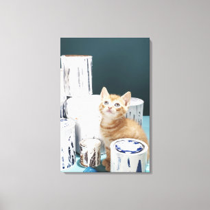 Impressão Em Tela Gatinho que senta-se entre latas da pintura