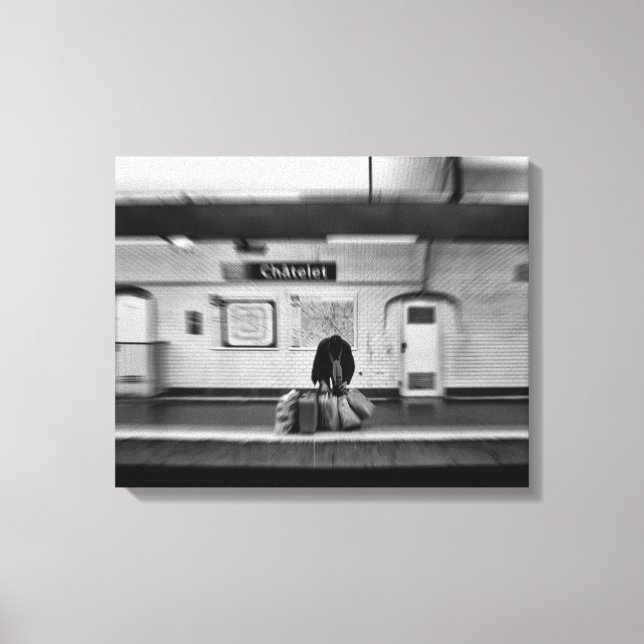 Impressão Em Tela Homem com sacos de compras no metrô (Chatelet) (Frente)