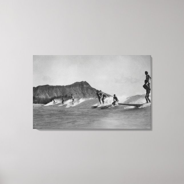 Impressão Em Tela Honolulu, Havaí - Surfistas na praia de Waikiki (Frente)