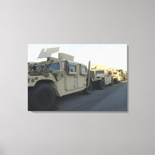 Impressão Em Tela Humvees senta-se no cais na cidade de Morehead