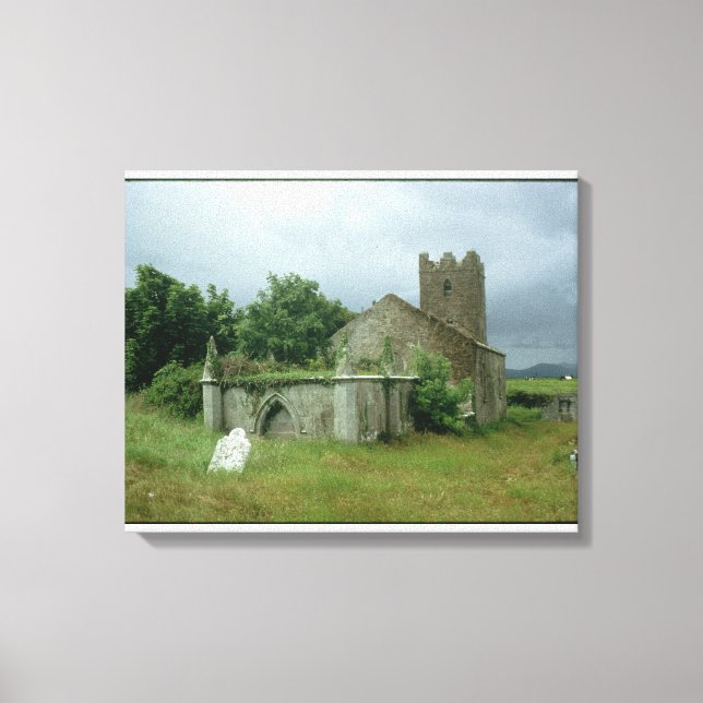 Impressão Em Tela igreja medieval e quintal (Frente)