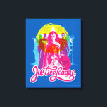 Impressão Em Tela Liga da Justiça | Grupo Retro e Pop de Logotipo<br><div class="desc">Veja os contornos da Liga da Justiça em um retrô,  CMYK,  design inspirado no litógrafo,  com a Trinidade (Mulher Maravilha,  Batman e Super-Homem) na frente e em detalhes de mais alto. O logotipo do nome da Liga da Justiça é escrito abaixo em uma fonte divertida e retrógrada.</div>