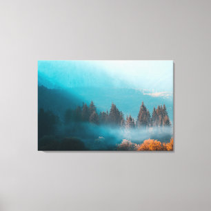 Impressão Em Tela Luz brilhante sobre a floresta de outono nebulosa