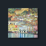 Impressão Em Tela Malcesine no lago Garda por Gustav Klimt<br><div class="desc">Malcesine no lago Garda (1913), por Gustav Klimt, é uma pintura simbolista vitoriana da Era Art Nouveau de arte. Uma bela vista da cidade italiana de Malcesine, com edifícios e casas à beira do porto. As casas e barcos lançam um reflexo na água calma. Vocês podem ver as paredes do...</div>