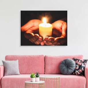 Impressão Em Tela Mãos Adoráveis segurando uma Vela com Chama