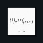 Impressão Em Tela Monograma e Nome da Família de Script Moderno Pers<br><div class="desc">Monograma Personalizado e Nome da Família Presente com o nome da família no estilo de fonte do script moderno da cinza e monograma no estilo de fonte do script moderno da cinza clara como fundo com o ano estabelecido no estilo de fonte serif da cinza em fundo branco. Perfeito como...</div>