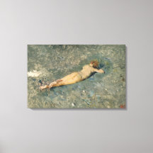 Mulher banhando sol na praia em Portici