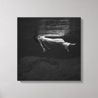 Mulher Negra e Branca na Fotografia da Água