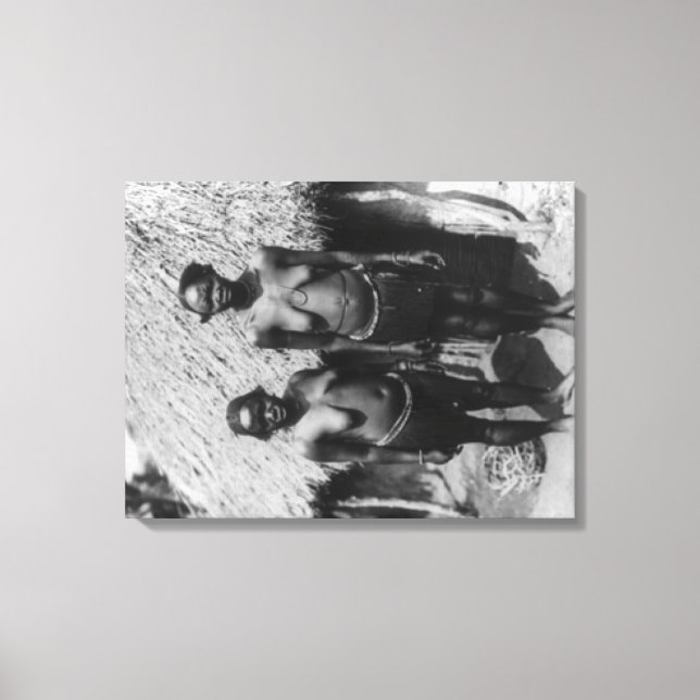 Impressão Em Tela Mulheres Nubianas em frente à fotografia Hut (Frente)