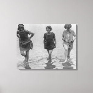 Impressão Em Tela Mulheres que vadeiam na fotografia da praia de