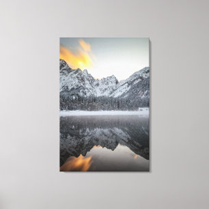 Impressão Em Tela Nuvens solares sobre montanhas no lago Fusine, Itá