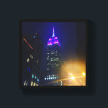 Impressão Em Tela NYC Skyscraper Purple Empire State Building Night<br><div class="desc">Apresenta uma fotografia original do Empire State Building, iluminada em roxo, à noite. Fotografado em Nova Iorque. Muitas outras fotografias estão também disponíveis neste compro. Não vê exatamente o que está procurando? Entre em contato com Rebecca para ter um produto personalizado só para você!</div>