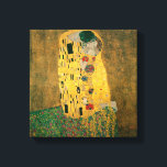 Impressão Em Tela O Beijo de Gustav Klimt<br><div class="desc">O Beijo (Lovers) foi pintado pelo pintor simbolista austríaco Gustav Klimt entre 1908 e 1909, ponto alto de seu "Período do Ouro", quando pintou várias obras em estilo semelhante. Um quadrado perfeito, a canvas retrata um abraço de casal, seus corpos entrelaçados em vestes elaborados decorados em um estilo influenciado tanto...</div>