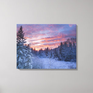 Impressão Em Tela O pôr do sol vívido pinta o céu acima do invern