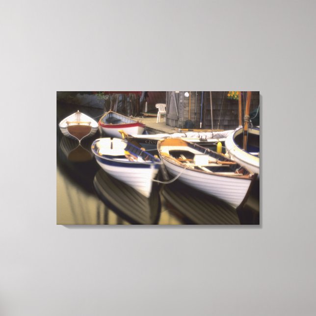 Impressão Em Tela O porco rodeia quatro barcos atracados. (Frente)