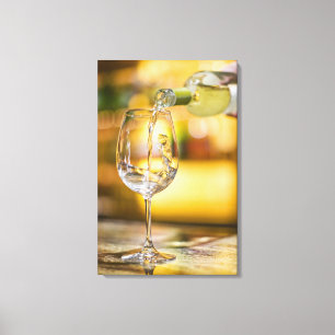 Impressão Em Tela O vinho branco é derramado da garrafa no