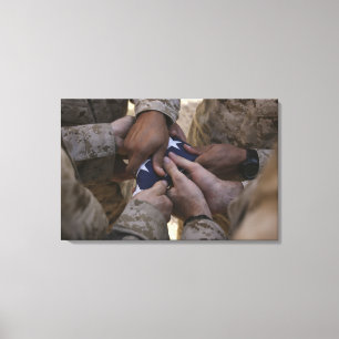 Impressão Em Tela Os fuzileiros navais dobram uma bandeira americana