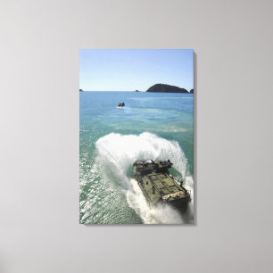 Impressão Em Tela Os veículos do assalto anfíbio retiram a