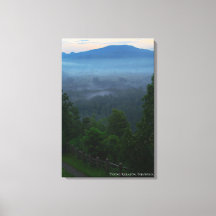 Paisagem Montanhosa Nebulosa de Nevoeiro Matinal a