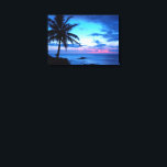 Impressão Em Tela Paisagem solar azul-rosa Bonito da Ilha Tropical<br><div class="desc">Fotografia da natureza linda. Uma fotografia na moda e elegante de azul claro e escuro, turquesa, violeta, roxo ametista e pôr do sol cor-de-rosa pastel numa exótica praia da ilha havaiana com palmeiras. Bonito cena tropical para o amante do Havaí, praias Caribe, oceano, mar, beleza dos trópicos e destinos populares...</div>