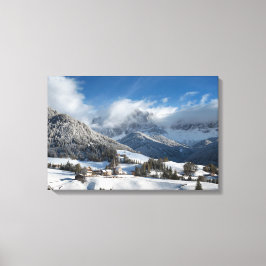 Impressão Em Tela Pequena vila com montanhas Dolomites na neve