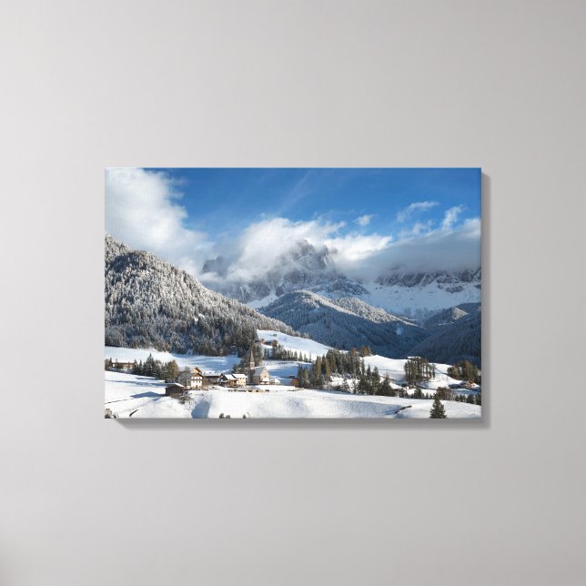 Impressão Em Tela Pequena vila com montanhas Dolomites na neve (Frente)