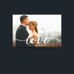 Impressão Em Tela Personalização de Foto de Casamento de Script de A<br><div class="desc">Celebre seu dia especial com esta Impressão Personalizada de Foto de Casamento do Script de Amor Elegante. Apresentando sua foto favorita de casamento, esta design incorpora um motivo romântico de escrita "Amor" combinado com seus nomes e data de casamento para um toque pessoal e eterno. Perfeito como guardião para recém-casados,...</div>