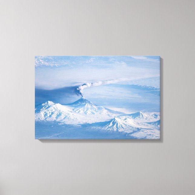 Impressão Em Tela Pluma Emanando Do Vulcão Kliuchevskoi. (Frente)