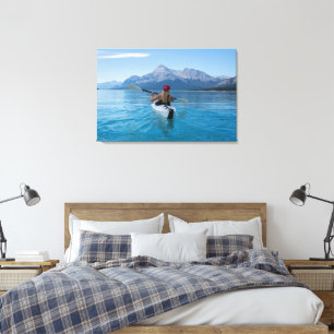 Impressão Em Tela Rapariga em Kayak com Boné Vermelho Mountains Lak