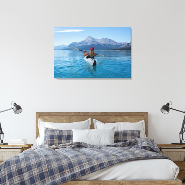 Impressão Em Tela Rapariga em Kayak com lago de Montanhas Vermelhas  (Insitu(Quarto))