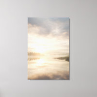 Reflexo Dourado do Nascer do Sol no Lago Nebuloso