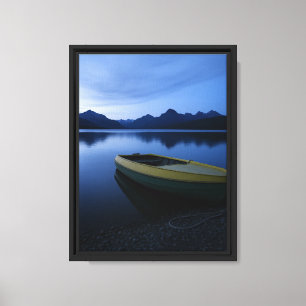 Impressão Em Tela Rowboat amarelo no lago Calm em Dusk com montanhas