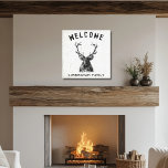Impressão Em Tela Rustic Black White Veer Welcome<br><div class="desc">Este sinal é simples em design, mas uma declaração por si só. O sinal tem um fundo branco macio, com um design preto macio. O texto se parece com pincéis de tinta para um visual antigo. Personalize-o com o seu nome de família. Perfeito para a cabana ou acampamento, assim como...</div>