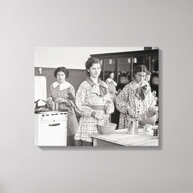 Impressão Em Tela Segundo grau Girls Cozinhar, 1935 (Frente)