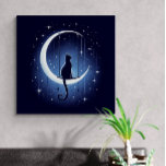 Impressão Em Tela Silhueta de gato balançando da lua crescente<br><div class="desc">Extra Grande (101, 60 cm x 101, 60 cm) Tela de impressão de arte. Um gato senta na lua crescente cercado por estrelas no belo céu azul da meia-noite.</div>