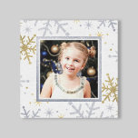 Impressão Em Tela Silver Elegante e Foto de Férias de Neve Dourada<br><div class="desc">Adicione um pouco de brilho à sua casa neste feriado com esta canvas que pode ser personalizada com a sua própria fotografia! Elegante design apresenta um padrão de borda prateada e dourada com flocos de neve que tem uma aparência brilhante texturizada com fundo branco.</div>