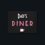 Impressão Em Tela Sinal de Diner Deco de Arte do pai<br><div class="desc">Pai Art Deco Diner Sinal Personalize este sinal com qualquer nome! Este cartaz do Diner em branco, vermelho e preto é um acessório perfeito para sua na moda. A xícara de café adiciona um toque quente. A Arte Deco foi um pastiche de muitos estilos diferentes, às vezes contraditórios, unidos por...</div>