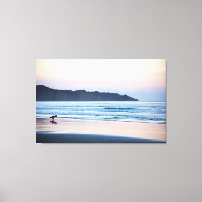 Impressão Em Tela Surfista para pegar as últimas ondas na Costa Rica (Frente)