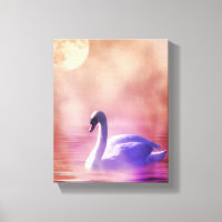 Swan Branco flutuando num lago névoo