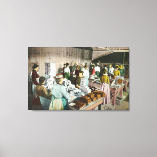 Impressão Em Tela Trabalhadoras Embalando GoodiesFresno, CA