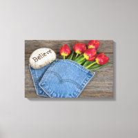 tulipas vermelhas no bolso de jean azul