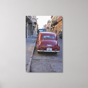Impressão Em Tela Um carro clássico de Peugeot vermelho estacionado