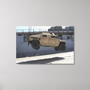 Impressão Em Tela Um guindaste levanta um M998 Humvee