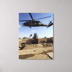 Impressão Em Tela Um pararescueman rappels de um HH-60 2