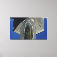 Um Raptor F-22 recebe combustível de um KC-135